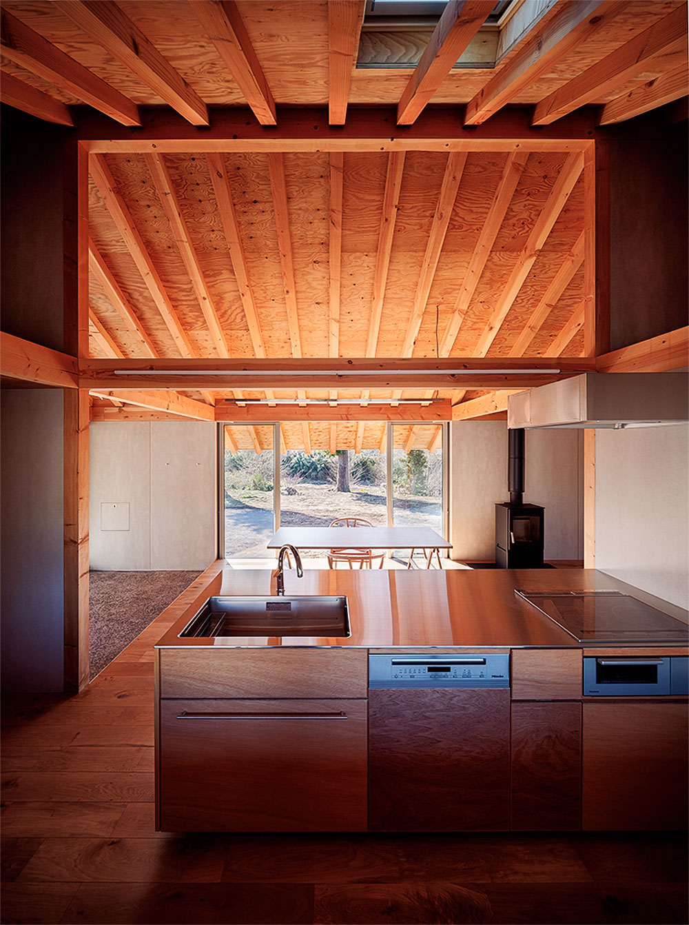 どこからでも庭に出入りできる“縁側”の家、開放感と「Nearly ZEH」取得