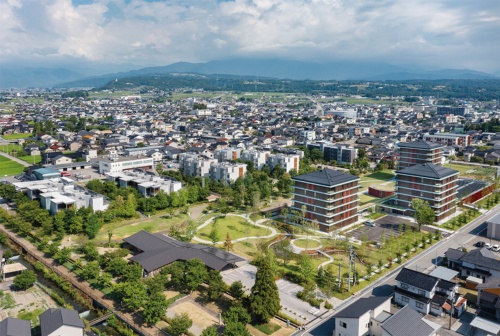 3棟の住宅棟を高層化し、距離を取って配置した。木造の構造技術が高まったことで、柔軟な配置計画も可能になった(写真:吉田 誠)