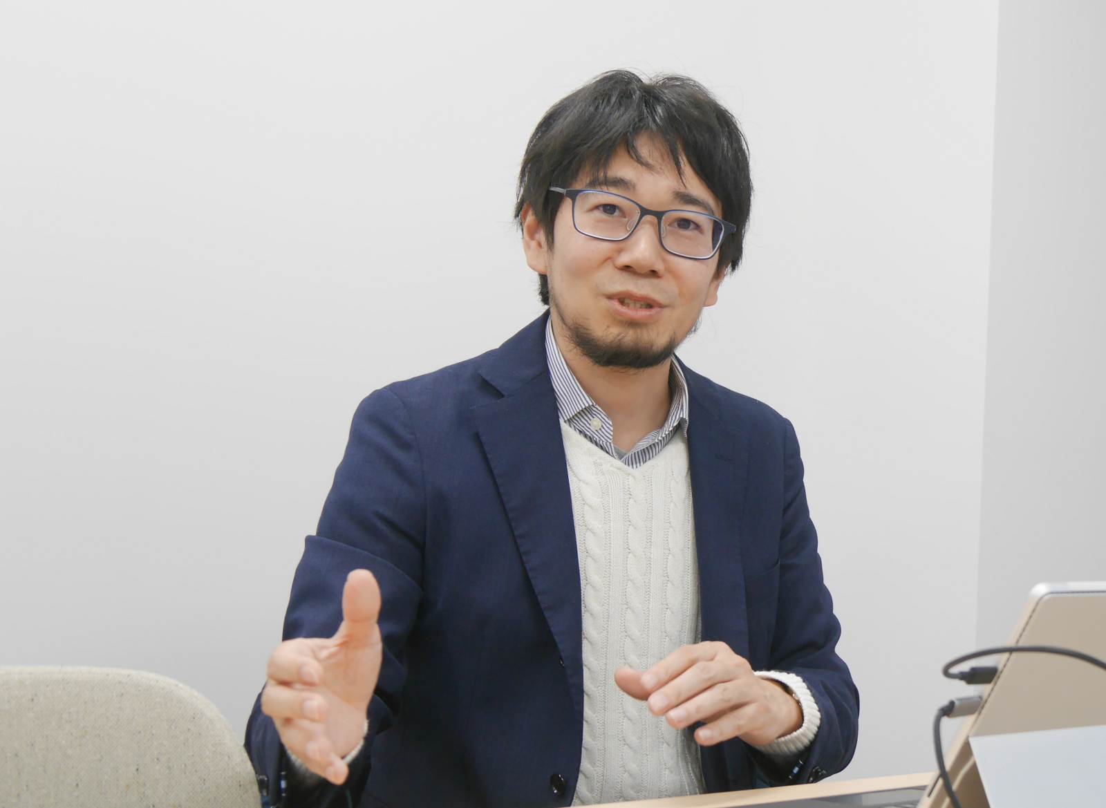 菊地氏はシミュレーションと現実をつなぐ技術の開発・実装に取り組む（写真：日経クロステック）