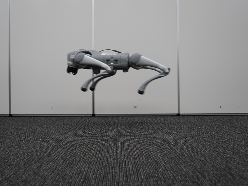 中国製4足歩行ロボの分解で見えた内部構造、30cmを跳べる秘訣にビジュアルで迫る