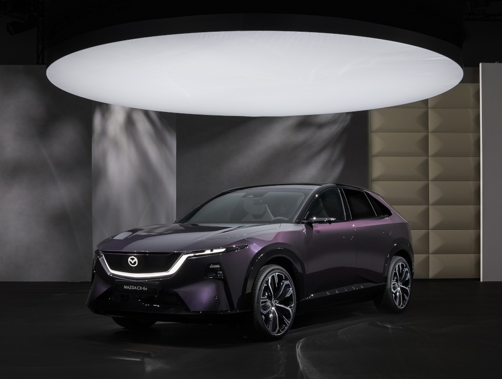 マツダ、欧州で新型EV-SUV「CX-6e」を発表、2026年夏に発売 | 日経