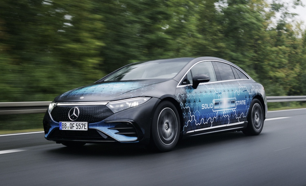 Mercedes-Benz、全固体電池の「EQS」が満充電で1205km走行 | 日経