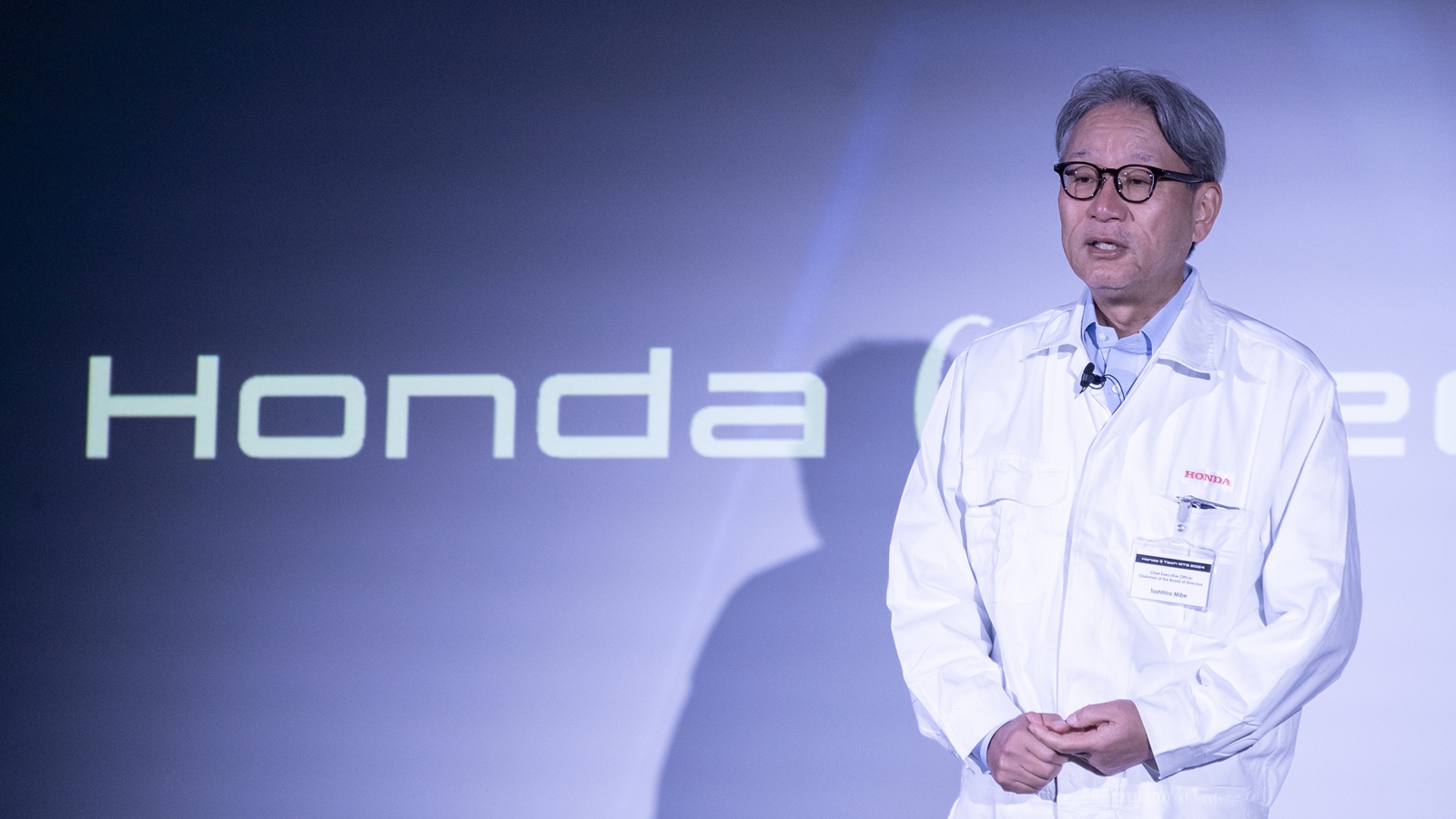 ホンダの三部社長。一押しの新型EV「0（ゼロ）」シリーズを「全く新しいEV価値を持つ」と説明した、2024年10月に開催した会見での写真。（写真：ホンダ）