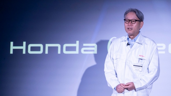ホンダの三部社長。一押しの新型EV「0(ゼロ)」シリーズを「全く新しいEV価値を持つ」と説明した、2024年10月に開催した会見での写真。(写真:ホンダ)