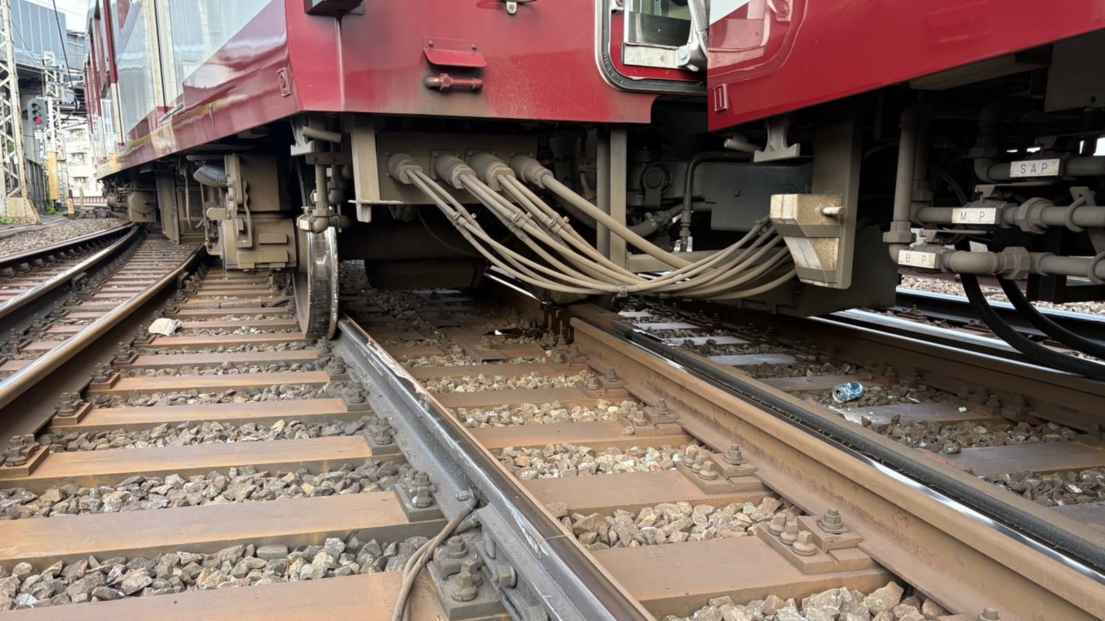 ずさんな製造管理、人頼みの運行、起こるべくして起こった新幹線台車