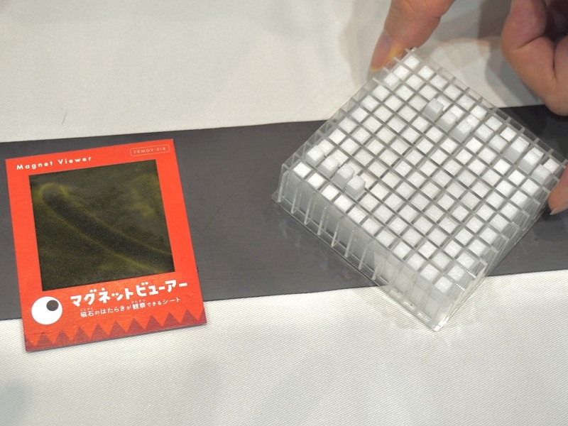 NTT、磁力で凹凸形状を生成するディスプレー技術を展示　動くポスターへの応用も