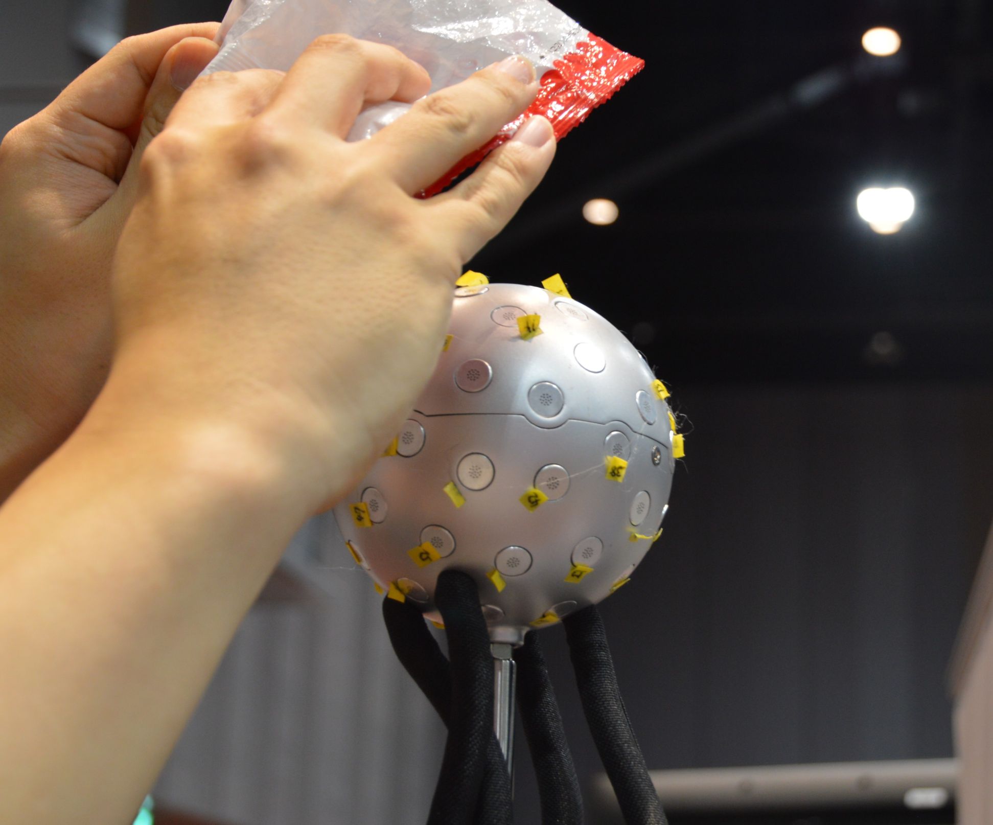 立体音響マイク ヤマハが立体音響マイクを展示、球体形状で環境音などを全方位で