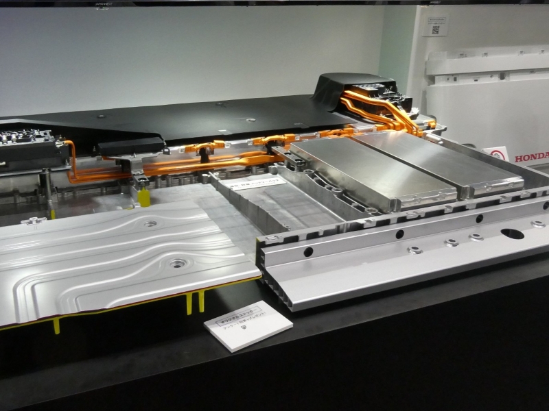 日産新型リーフの電池ケース、鉄からアルミに　テスラは鉄増加へ