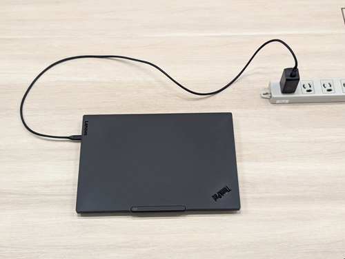 ノートパソコンを充電できるUSB PD対応の充電器、超小型の2モデルを 