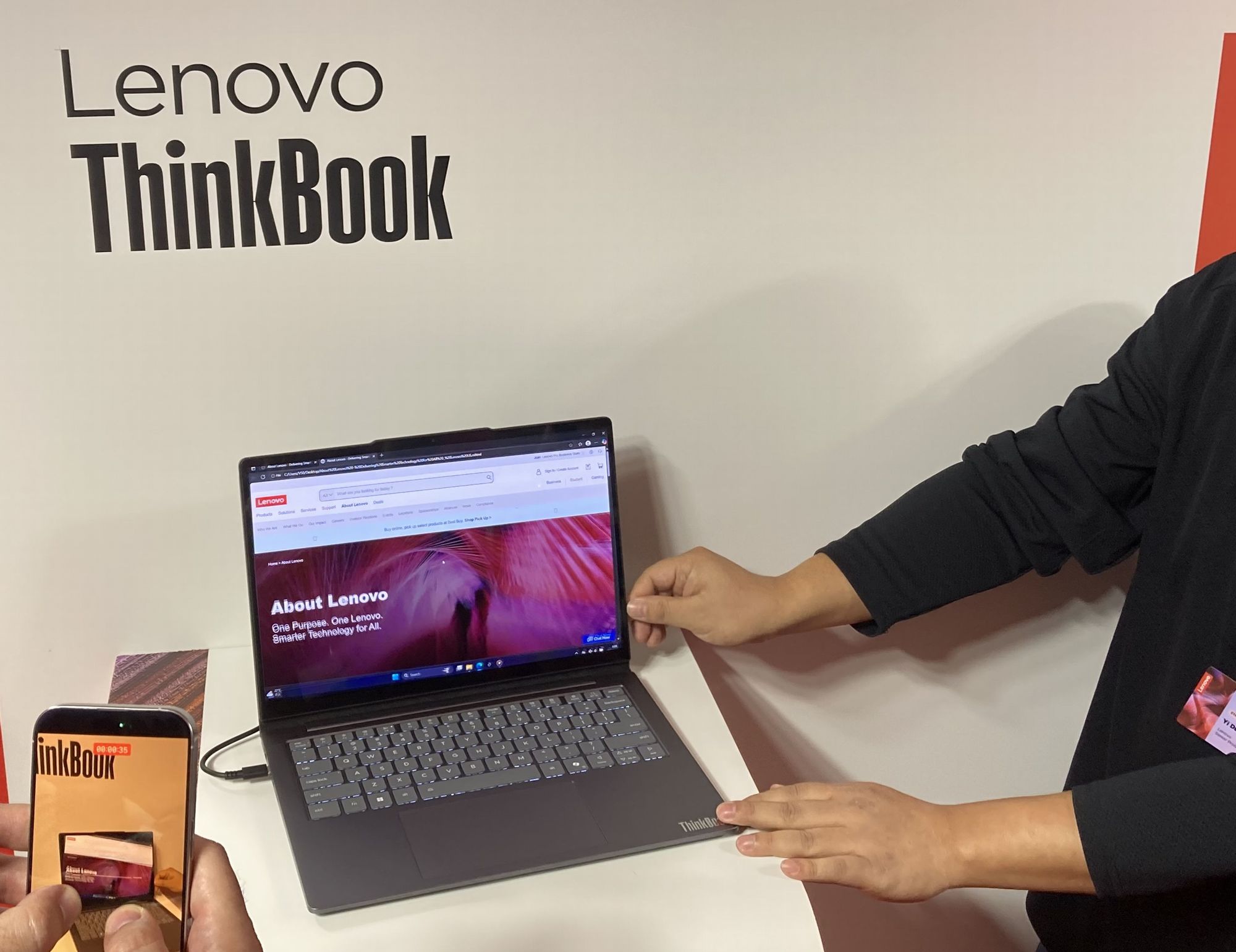 レノボが新コンセプト、ノートPCなのにディスプレーが縦横に回転