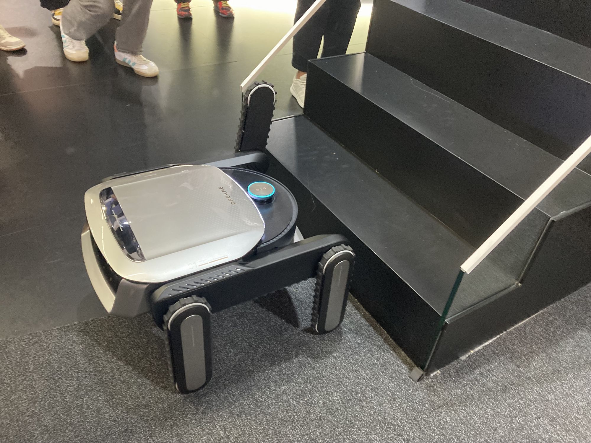 中国勢が掃除ロボにまたもや新機能、アームの次は階段昇降（2