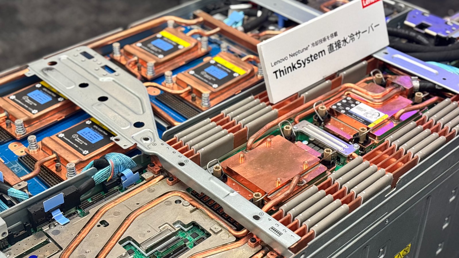 レノボとニデックが水冷サーバー販売で連携、狙うは企業内AIサーバー