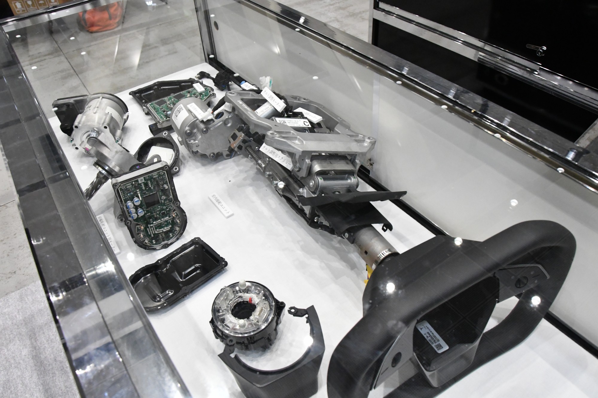 サイバートラックの部品ずらり、次に来るEV技術が目の前に | 日経