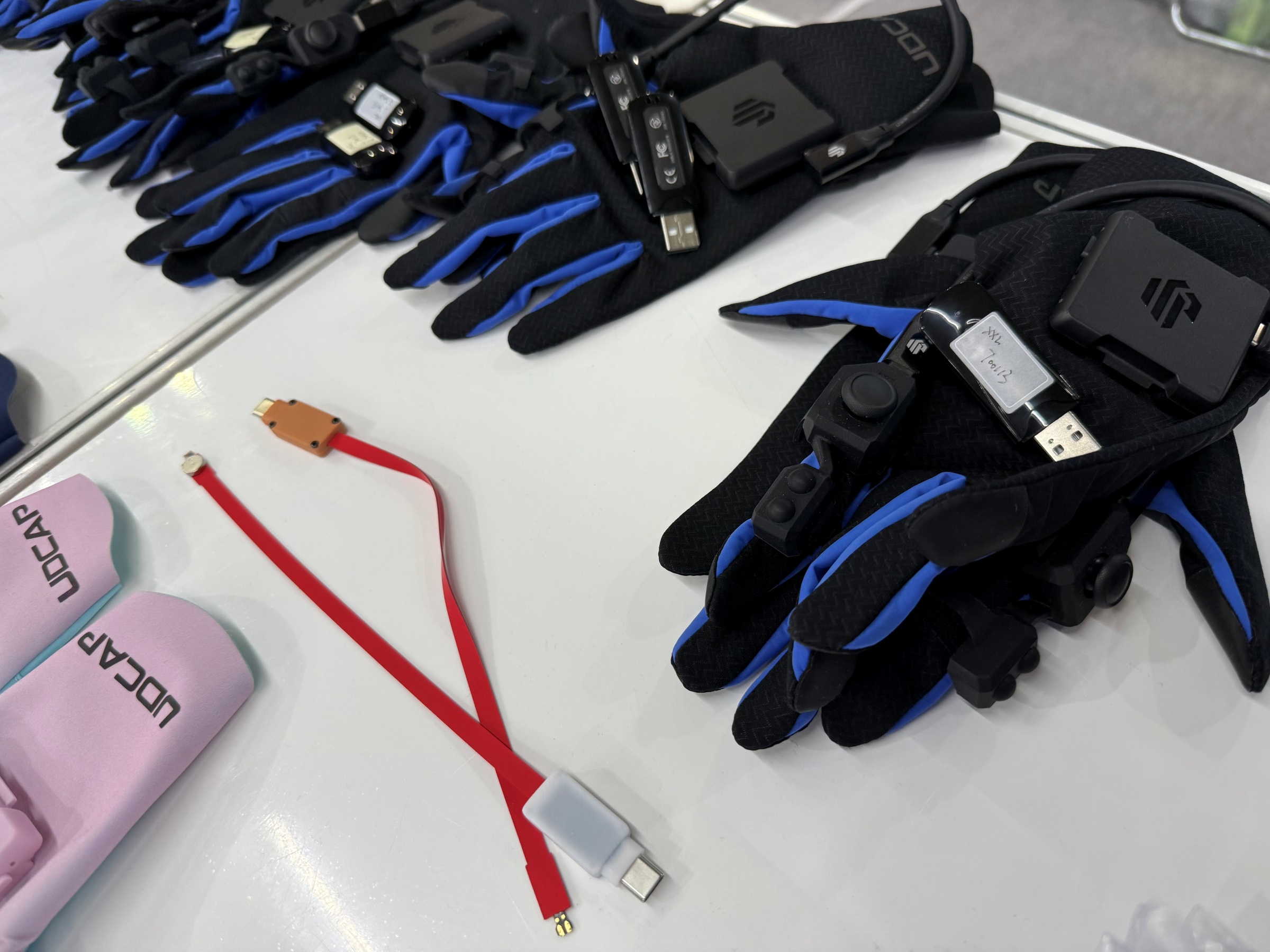 中国発VRグローブ、45グラムの「世界最軽量」 弾性センサーで