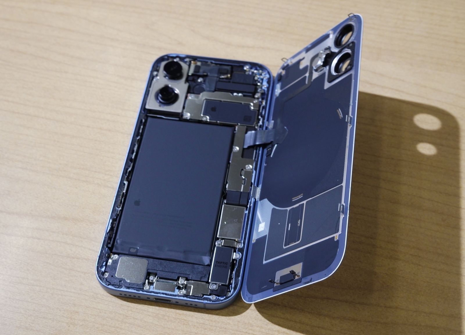 iPhone 17の中身、半導体・電池・フロントカメラに違い | 日経クロス