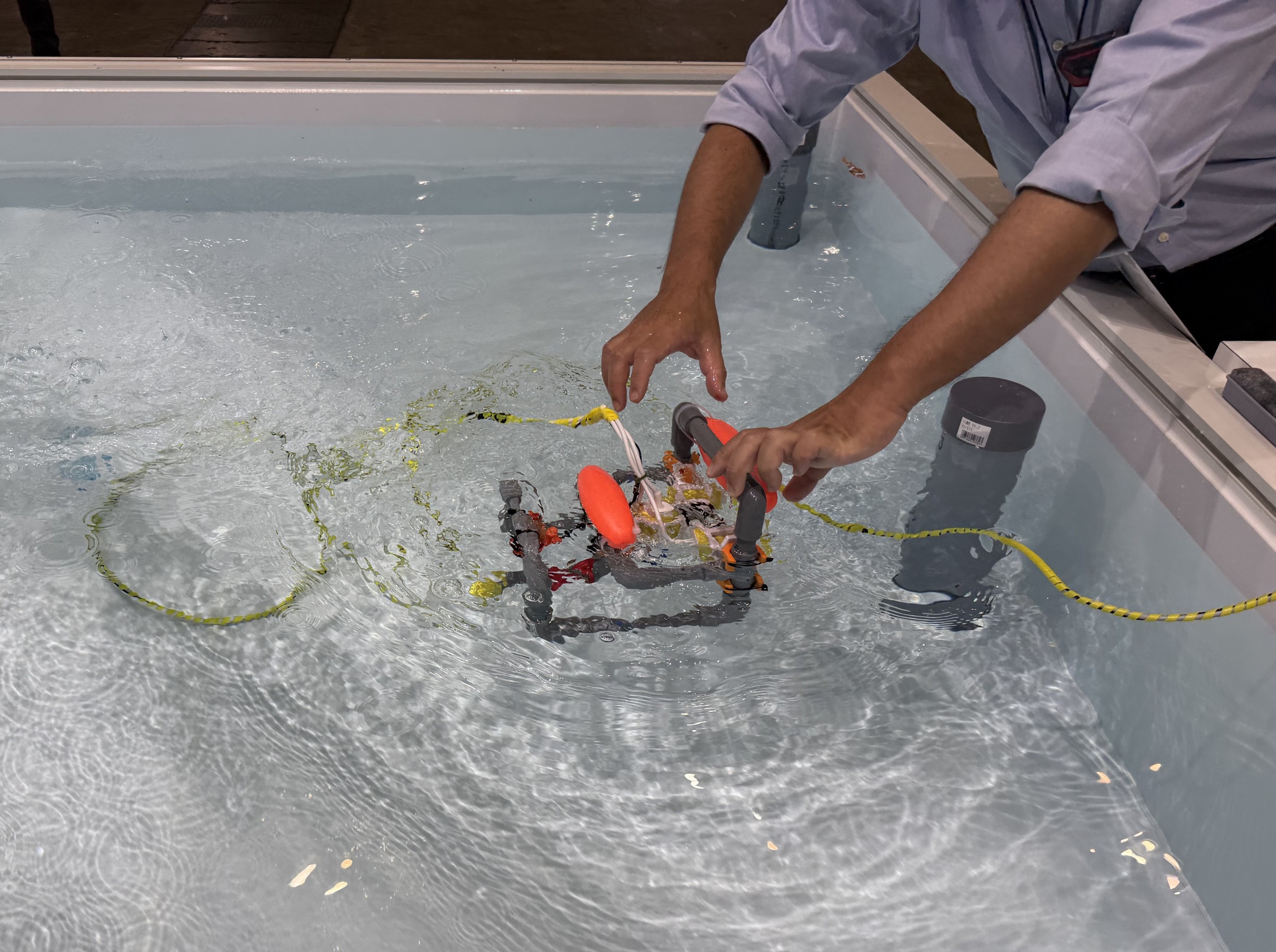 50m潜航の水中ドローン、製作費わずか3万円 船体検査や養殖向け | 日経