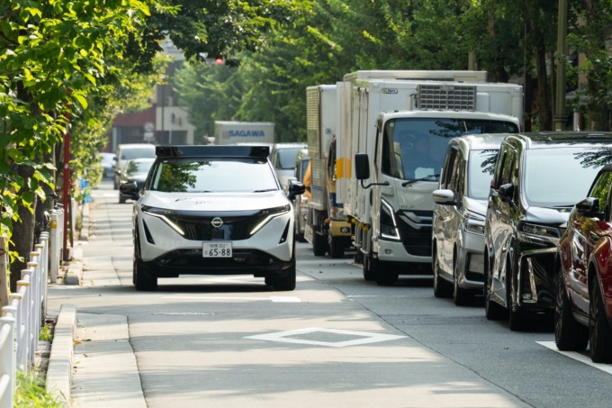 日産が2025年秋に公開した次世代ADASを搭載した試作車。ウェイブのE2Eモデルを採用した。都内の複雑な道路環境で安定したハンズオフ(手放し)での走行を披露した(写真:日産)