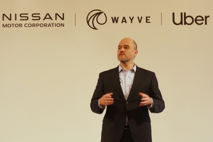 会見に登壇した日産社長のイバン・エスピノーサ氏(写真:日経Automotive)