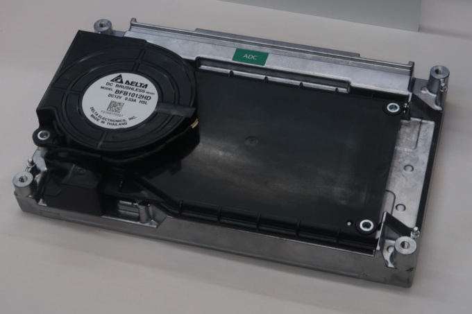 デンソーが開発した先進運転支援システム(ADAS)向け電子制御ユニット(ECU)。写真は現行の量産品(写真:日経Automotive)