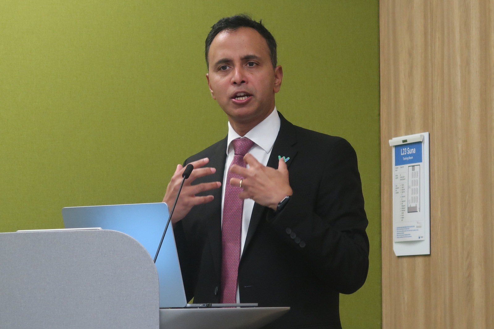 ウェイモ最高製品責任者（CPO）のサシュワット・パニグラヒ氏。同社が2026年3月下旬に都内で開いた説明会に登壇した（写真：日経Automotive）