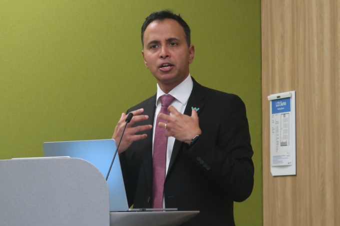 ウェイモ最高製品責任者(CPO)のサシュワット・パニグラヒ氏。同社が2026年3月下旬に都内で開いた説明会に登壇した(写真:日経Automotive)