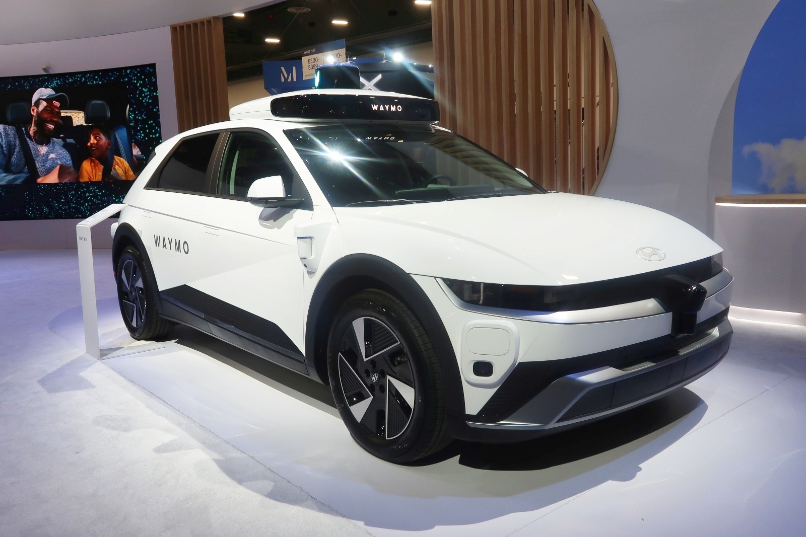 ウェイモのロボタクシー車両の一例。現代自動車の電気自動車（EV）「IONIQ 5」をベースとする最新世代の車両である（写真：日経Automotive）