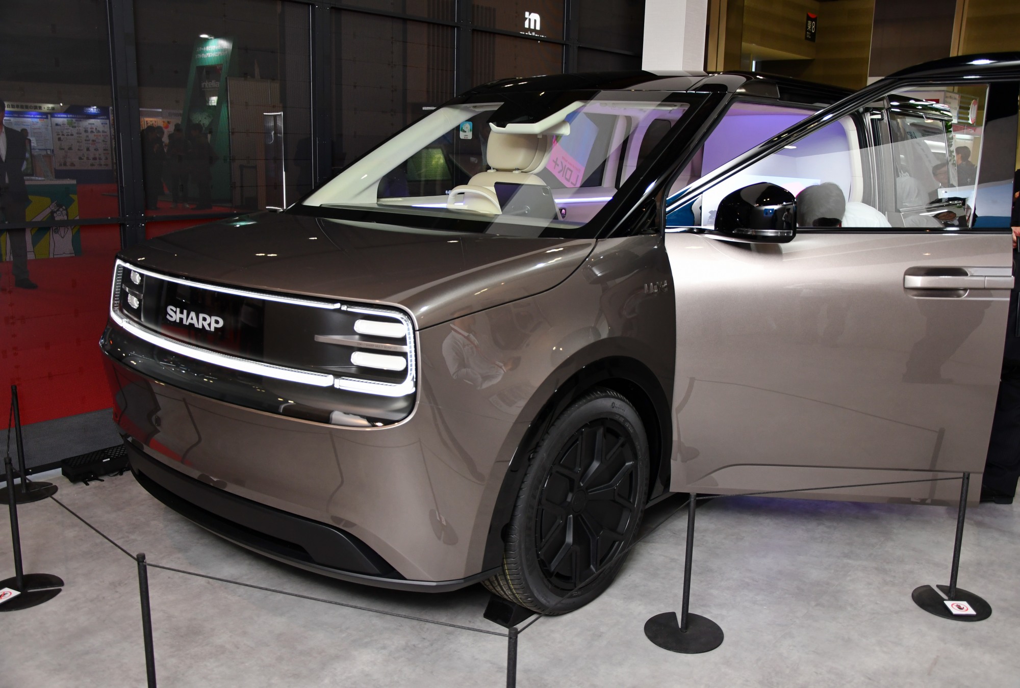 シャープが2027年度にEV参入、鴻海の車両ベースに車内空間で付加価値 | 日経クロステック（xTECH）