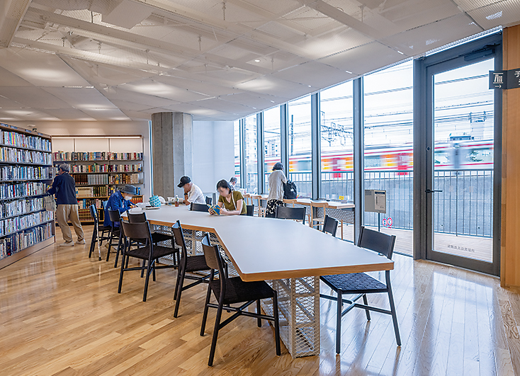 行列の新垂水図書館、駅前に広場を「積層」して人を呼ぶ（3ページ目