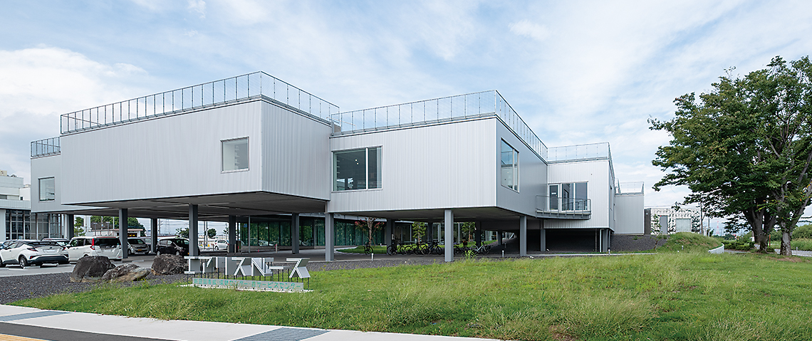 エアリスベースは、群馬県太田市内にあった新田図書館の建て替えに伴い整備された。浸水対策で図書館の大部分は地上から3～5m高くし、駐車場として使うピロティを設けた（写真：浅田 美浩）