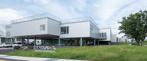 エアリスベースは、群馬県太田市内にあった新田図書館の建て替えに伴い整備された。浸水対策で図書館の大部分は地上から3~5m高くし、駐車場として使うピロティを設けた(写真:浅田 美浩)