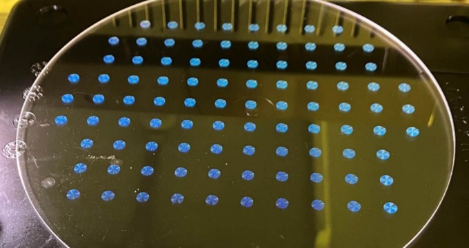 図1 AGCは青色メタレンズを製造できる技術を開発した。厚さは0.1mmと薄い(出所:AGC)