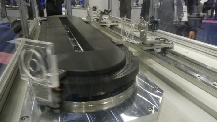 安川電機、楕円軌道のケーブルレス搬送装置 製造タクトタイム短縮