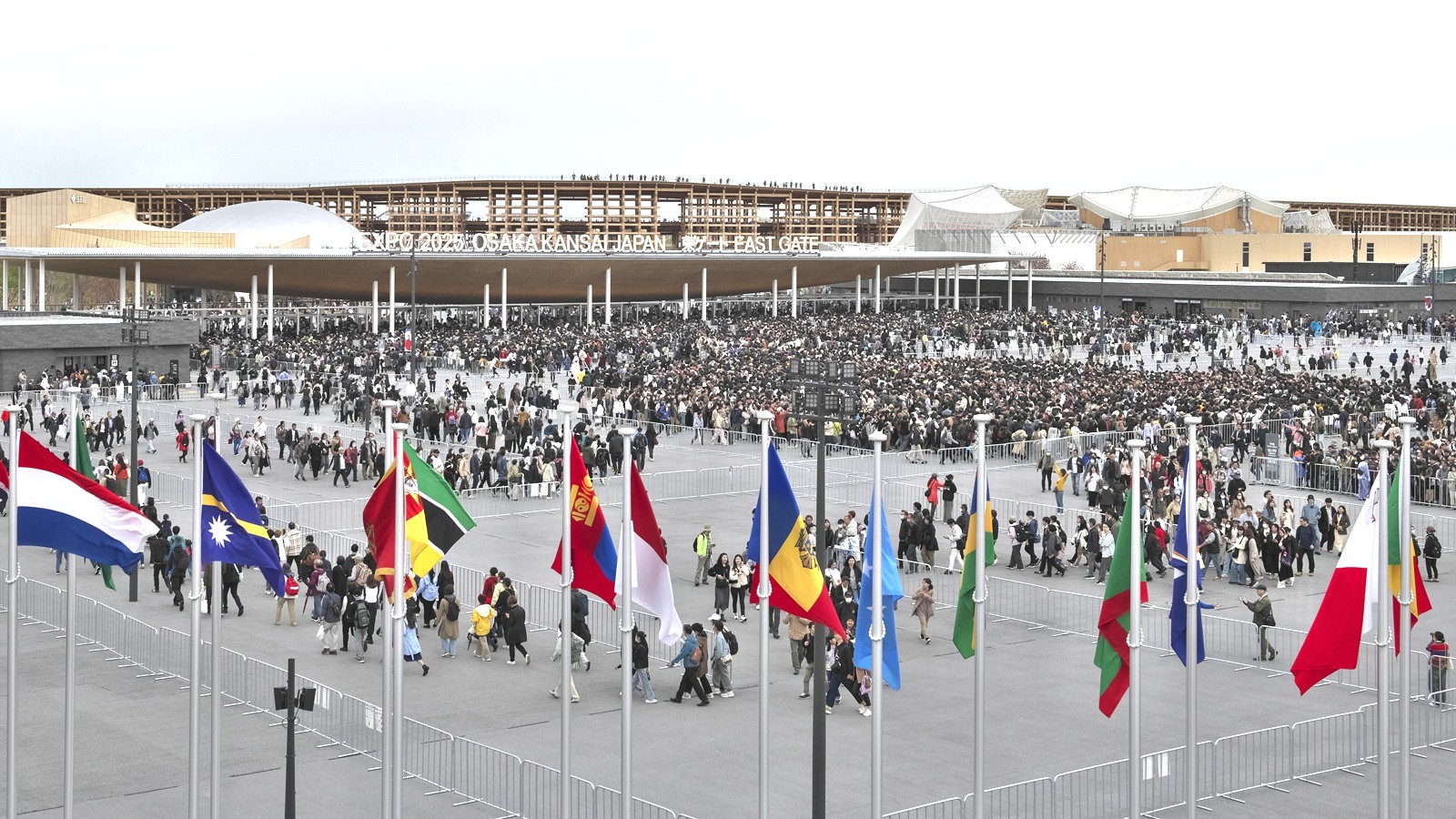 大阪・関西万博は暑い日も雨の日も行列、「並ばない万博」の準備不足
