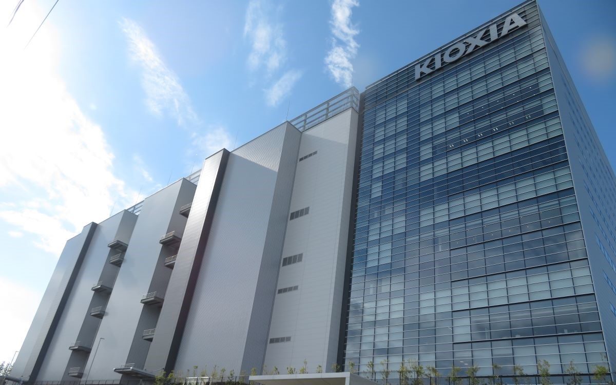 キオクシアホールディングスは酸化物半導体を使うDRAMの開発を進める（写真：日経クロステック）