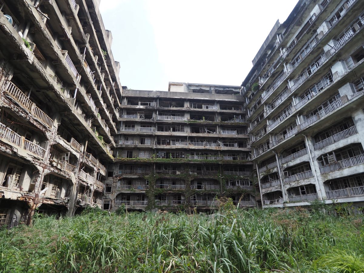 崩壊進む軍艦島、立ち入り制限エリアの「居住施設遺構」の現在 | 日経