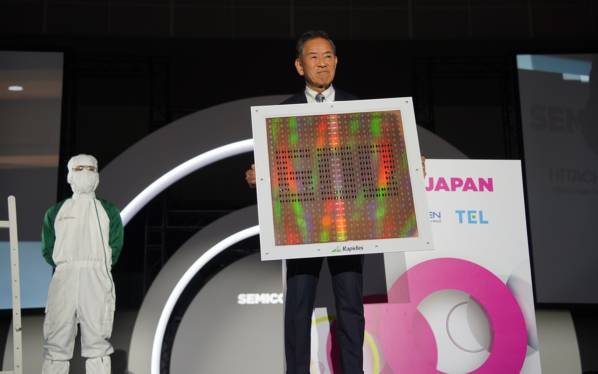 ラピダス小池社長、600mm角基板を披露 「これを見せたかった」 | 日経