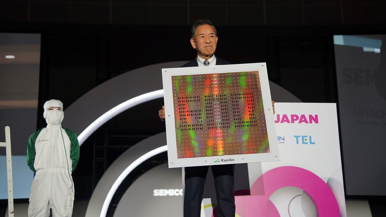 ラピダス小池社長、600mm角基板を披露　「これを見せたかった」