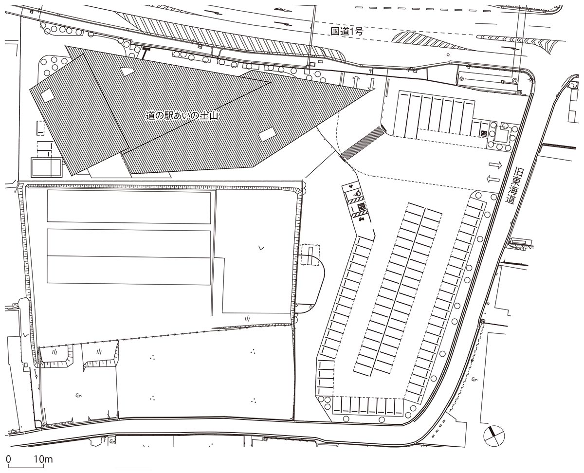 反り上がる3枚屋根で交流の場を覆う、隈研吾氏設計の「道の駅あいの