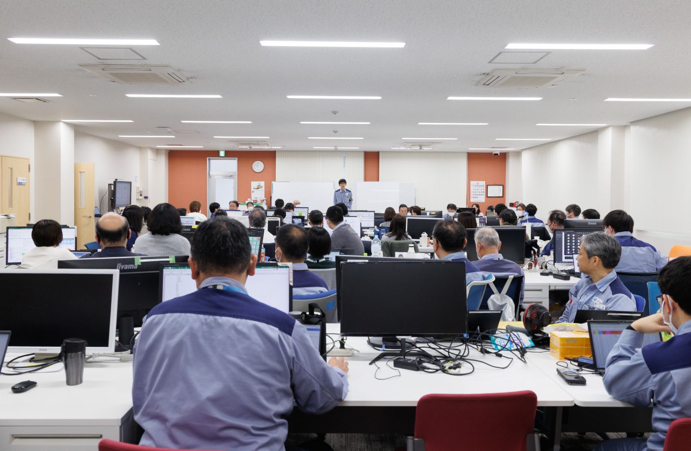 雨上がりの冷たい空気に反し、プロジェクトルームには緊張感と静かな熱が立ちこめた