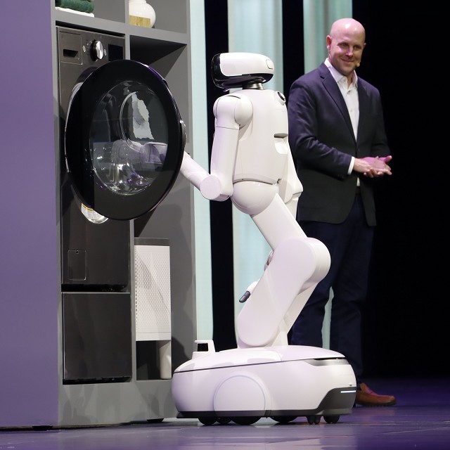 LG電子の家事ロボット、5本指を駆使 家電と連係して洗濯補助 | 日経