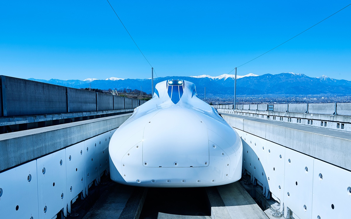 図1　リニア中央新幹線の「L0系改良型試験車」。列車はU字型の走行路「ガイドウエイ」を走る（出所：JR東海）