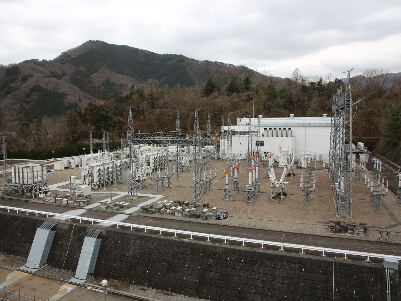 図2　都留変電所（山梨県都留市）は設置する約10カ所の変電所のうちの1つ。写真は電力会社から受電するエリア（写真：栗原 克己）