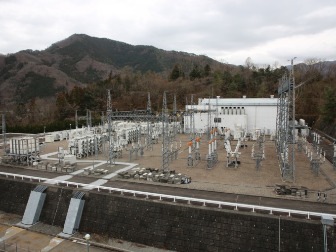 図2 都留変電所(山梨県都留市)は設置する約10カ所の変電所のうちの1つ。写真は電力会社から受電するエリア(写真:栗原 克己)