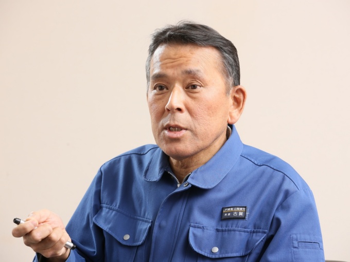 図3 山梨実験センター所長の古賀俊作氏はリニア中央新幹線における変電所の重要性を説明する(写真:栗原 克己)