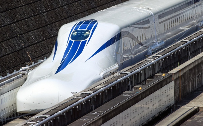 図1 リニア中央新幹線のL0系改良型試験車。超電導磁石で浮上走行する(出所:JR東海)