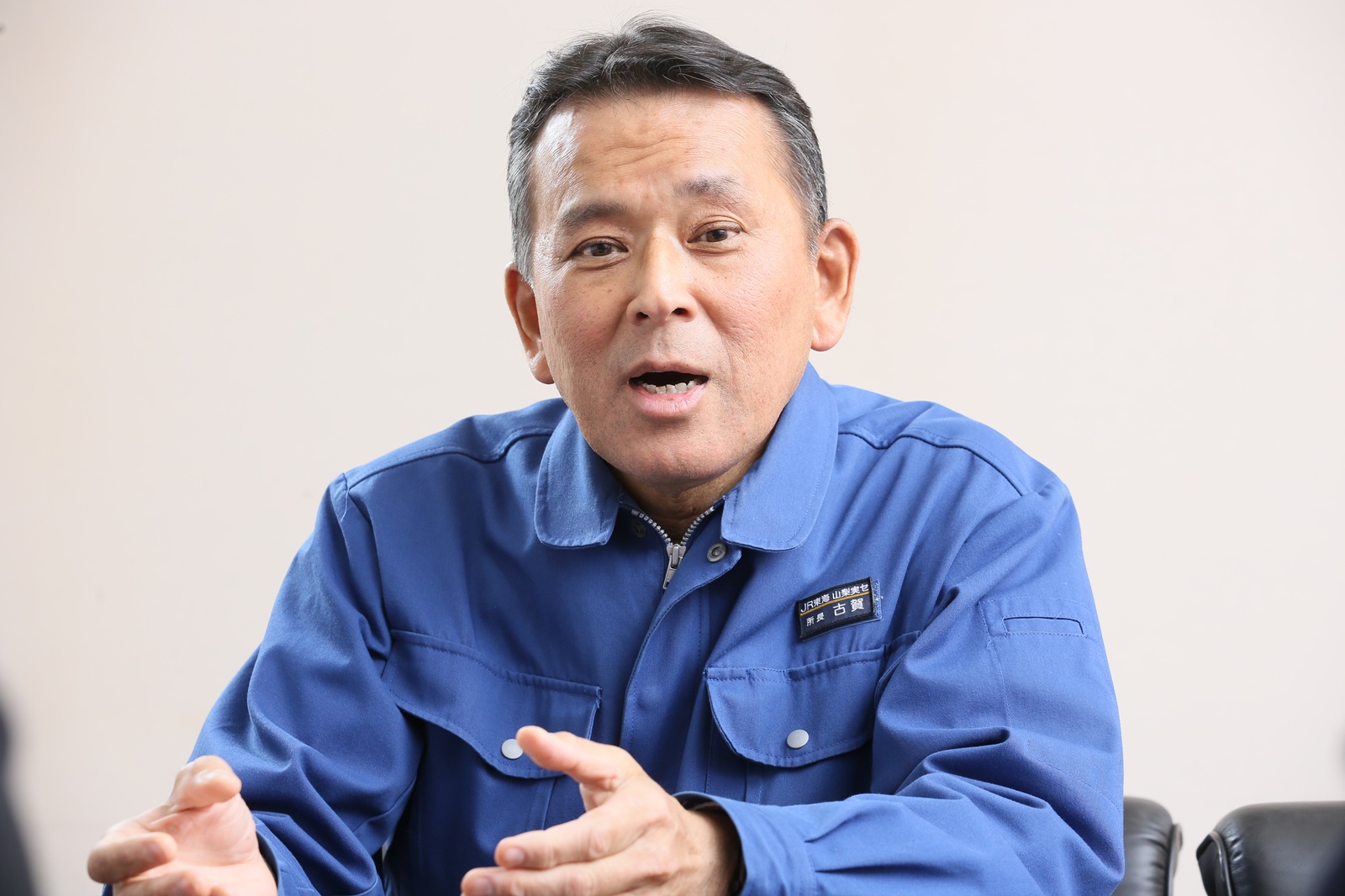 図2　JR東海中央新幹線推進本部リニア開発本部山梨実験センター所長の古賀俊作氏は、リニア営業線への高温超電導磁石の採用に自信を見せる（写真：栗原 克己）