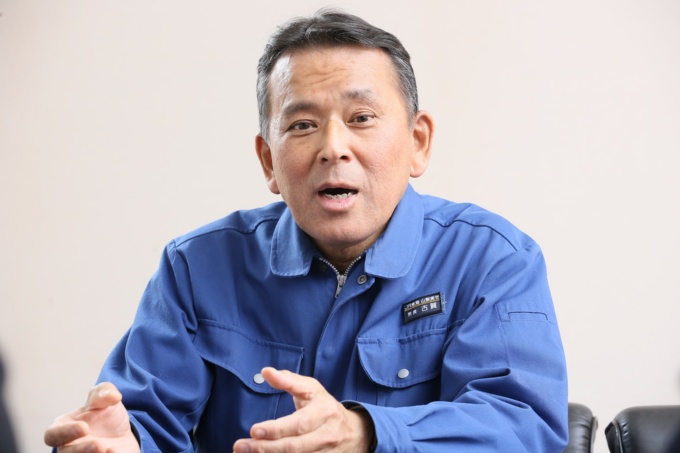 図2 JR東海中央新幹線推進本部リニア開発本部山梨実験センター所長の古賀俊作氏は、リニア営業線への高温超電導磁石の採用に自信を見せる(写真:栗原 克己)