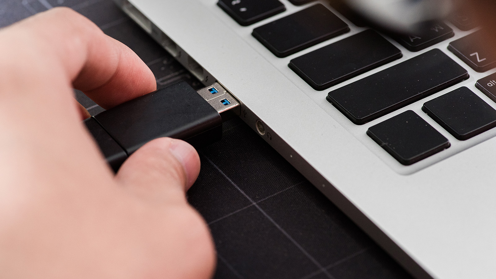 20Gbps対応SSDは要注意、40GbpsのUSB端子に挿しても速度が半減することも