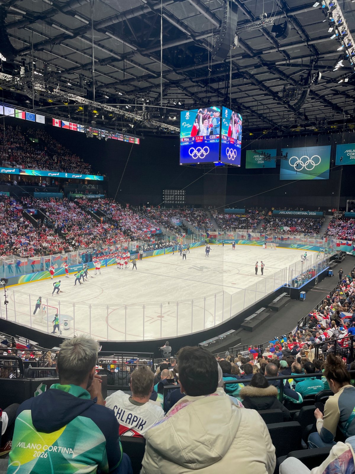 アイスホッケー大国チェコと次回開催国フランスの試合の様子。アイスホッケーに対するチェコ人の熱狂はサッカーにも負けない熱量だ（写真：宮田誠）