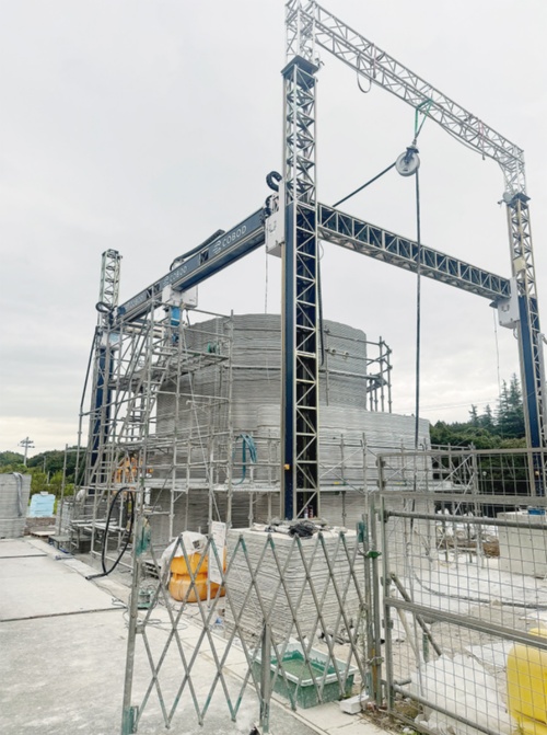 地上2階建ての3Dプリンター住宅「Stealth House」の2階外壁部分を印刷している様子。デンマークに本社があるCOBOD Internationalの大型建設3Dプリンターを購入して利用した。材料はタイの建材メーカーであるSCG(Siam Cement Group)が開発した3Dプリント用のモルタルを採用。日本の気候に合わせて配合を調整した(写真:オノコム)